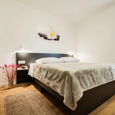 Stunning Home In Vrsine With Wifi