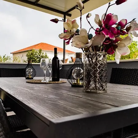 Stunning Home In Vrsine With Wifi *